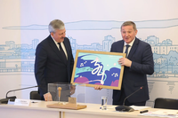 Космонавты передали Волгограду флаг феста #ТриЧетыре с МКС