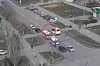В Волжском засняли наезд маршрутки на школьника у городской гимназии