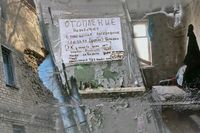 «Живем, как в фильме ужасов»: волгоградцы ждут расселения из аварийного общежития с дырой на фасаде