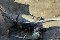 В Волгограде ремонтники на глубине 5 метров ювелирно надели бандаж на трубу