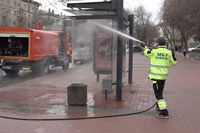 «Мне не все равно, что будет потом»: моющий остановки дорожник - о том, как сменил профессию и не пожалел об этом