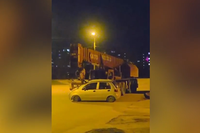 На юге Волгограда строительный кран смял и впечатал в дерево иномарку