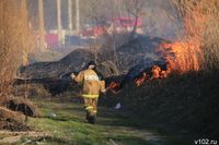 Крупный пожар тушат вблизи частного сектора в Волгограде