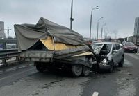 На мосту через Волгу неуправляемый прицеп протаранил Nissan