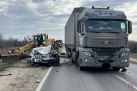 Под Волгоградом трое детей и взрослый в Lexus чудом выжили в ДТП с грузовиком и грейдером