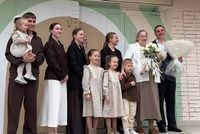 Ростовчанин с оркестром встретил жену с 10-м по счету ребенком