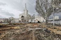 Старый-новый фонтан и груды бетона: смотрим, как сквер теснит парковку на Привокзальной площади