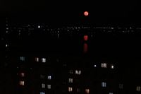 Розовая луна появилась над Волгоградом