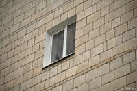 На юге Волгограда из окна пятиэтажки выпал ребенок