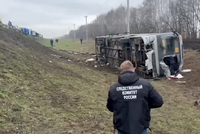 В Саратовской области перевернулся автобус с детьми: страшные кадры