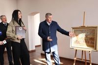 В Волгограде профессор Петров передал в музей Лосева сотню коллекционных картин