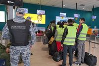 Волгоградские приставы проводили домой 30 иностранцев