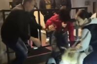 Жестокую драку женщин возле ночного клуба в Волгограде засняли на видео