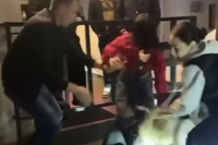 В Волгограде полиция проверит инцидент с женской дракой возле ночного клуба