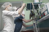 Упавший с крыши девятиэтажки школьник остается в крайне тяжелом состоянии