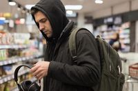 Житель Волжского тайно вынес из магазинов техники товаров на 109 тыс. рублей