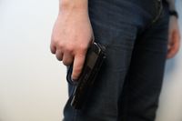 В Волгограде 14-летний школьник выстрелил в гулявшего рядом ребенка