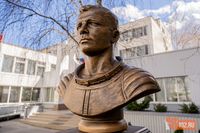 Фоторепортаж: в Волгограде открыли бюст Героя Советского Союза Юрия Гагарина