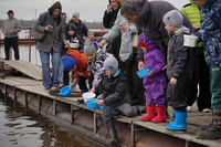 В Волгограде юные волонтеры выпустили в реку 10 тысяч мальков сазана