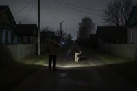 «Деньги вложили, а ходим с фонариками»: под Волгоградом из-за нехватки средств сельчане остались без освещения