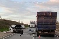 Водитель Ford врубился в стоявший на дороге грузовик под Волгоградом, погибла женщина