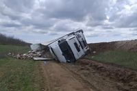 Под Волгоградом у посёлка Пионер фура перевернулась и улетела в кювет