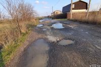 «Пенсионеры с сумками тащатся пешком»: власти Волгограда сэкономили на убитой дороге и спровоцировали транспортную блокаду семи СНТ