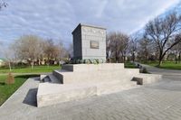 Ох уж эта погода? В Волгограде памятник в Радомском сквере лишился отреставрированной отделки