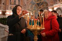 Волгоградцы встречают Радоницу: почему в этот день принято ездить на кладбище, и чего нельзя делать на праздник?