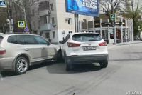 В Волгограде две иномарки заблокировали перекрёсток у Ворошиловского торгового центра