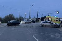 В Волгограде две «Лады» в лобовую столкнулись у остановки «28-й километр»