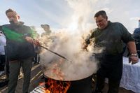 Шашлычный сезон на старте: сколько стоит мясо, как выбрать лучший кусок и не отравить свои праздники