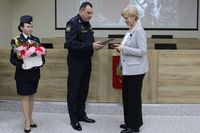 «Установить владельца стало делом принципа»: в Волгограде найденную в огороде медаль «За отвагу» передали семье красноармейца