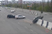 В Волгограде авто залетело на ограждение после ДТП