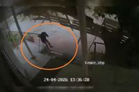 Роковой момент и редкая удача: в Быково крыша рухнула на авто и едва не убила пешехода