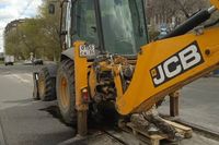 Сломанный экскаватор остановил движение трамваев №3, 6 и 7.