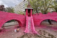 Хотели как лучше? Детский замок времен СССР в Волгограде выкрасили в ядовито-розовый