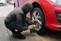 Мастер шиномонтажа рассказал, стоит ли спешить с «переобувкой» машин в Волгограде