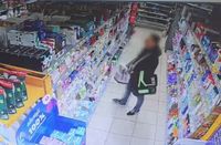 Судимый волжанин под камерой вынес шампуни в штанах