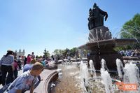 В Волгограде 1 Мая отметили массовым запуском фонтанов