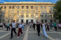 Студенты в центре Волгограда удивили прохожих массовым исполнением вальса