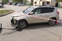 Под Волгоградом иномарка сбила двух подростков на одном самокате