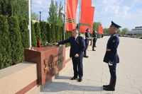 Герой России Бочаров вместе с силовиками почтил память героев Отечества