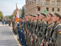 Сотни зрителей пришли на парад Победы в Сталинграде