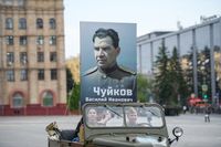 С портретами дедов, маршалов Победы и Сталина: первый большой фоторепортаж с парада 9 Мая в Сталинграде