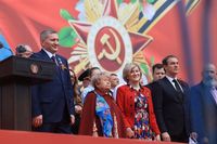 Шифоновый платок с сиренью подарили Александре Пахмутовой в Волгограде