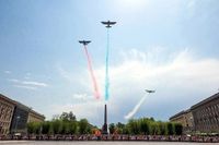 Фееричный пролет трех самолетов с листовками сняли в Волгограде 9 мая