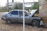 Под Волгоградом водитель протаранил дом и умер
