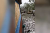 «Похоже, хана машине»: град размером с яйцо засняли под Волгоградом