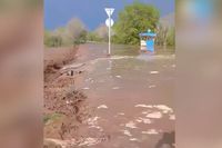 Под Волгоградом бушующий поток отрезал хутор Медведев от федеральной трассы